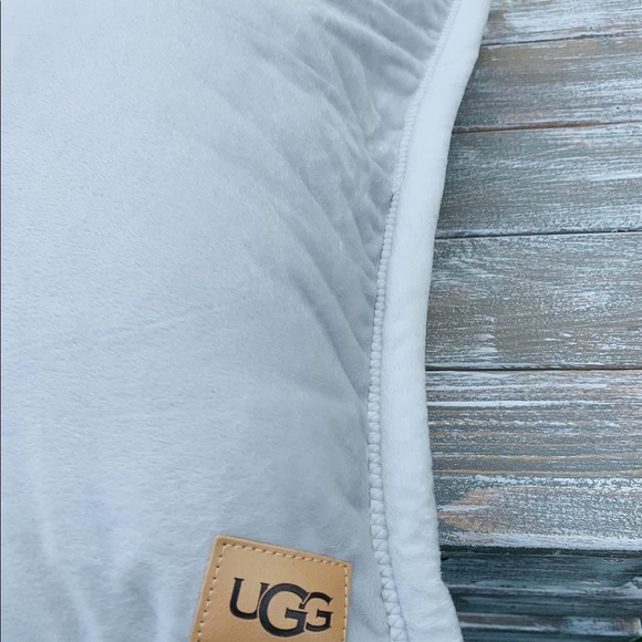NWOT UGG PILLOW! - Picture 7 of 9